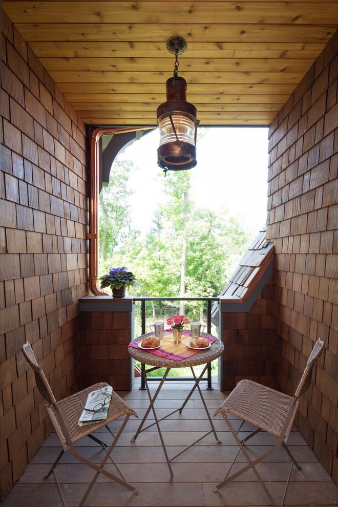 Cottage-style balcony design is perfect for modern living. It looks more natural there than any other style