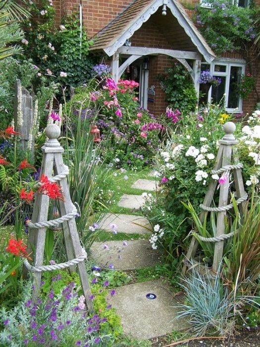 a little blooming nook with bright blooms and greenery is a fantastic entrance space, it looks a bit wild and magical
