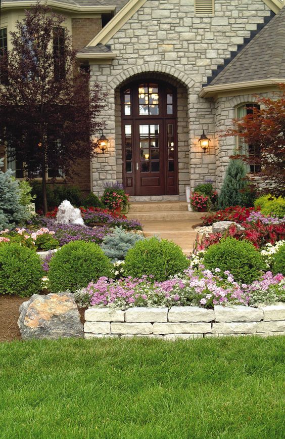 Topiaries, colorful blooms and foliage surrounded by stone borders are perfect to make the entrance to the house refined, chic and very beautiful. 