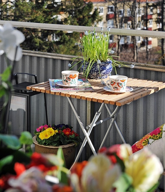 potted flowers and bulbs in bright pots and colorful teaware are an amazing way to add a spring feel to the space