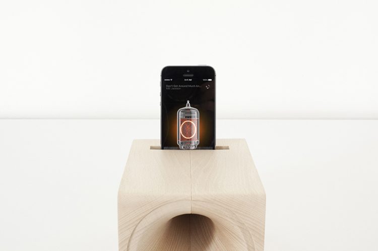 iPhone Dock Speakers That Mimics The Sound Of Vintage Vinyl Records