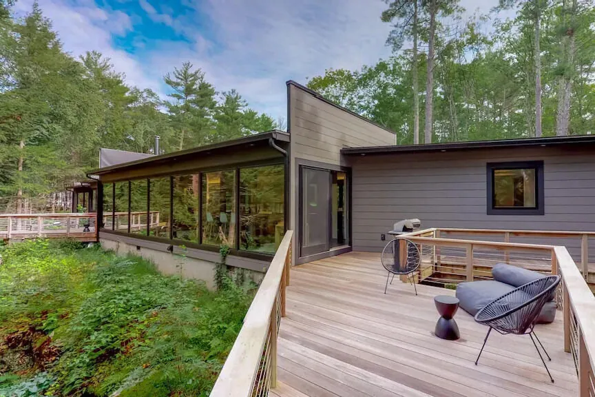 Glass-walled cabin in Woodstock, New York