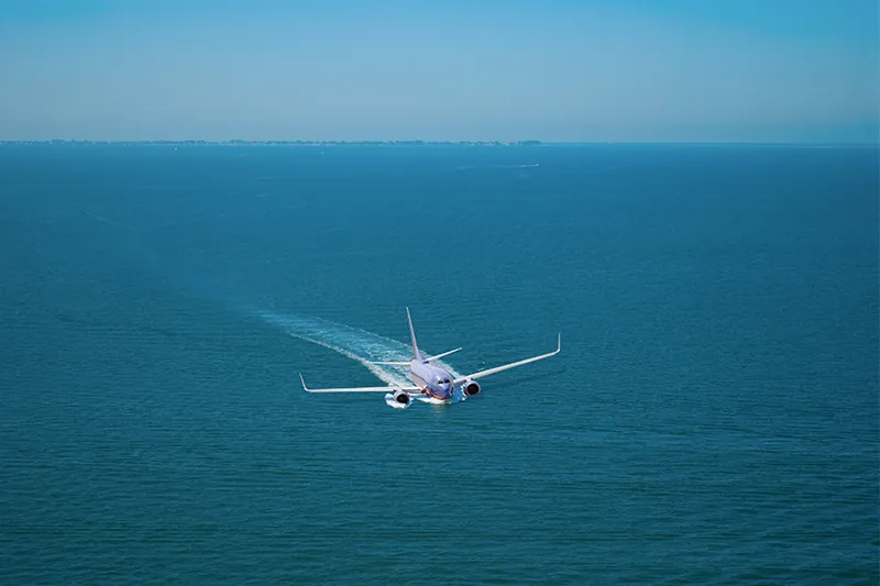 Plane doing an emergency landing in the ocean