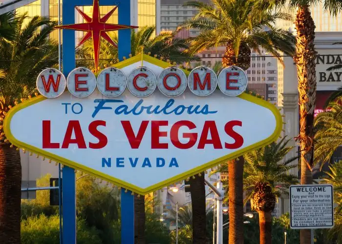 welcome to fabulous las vegas sign