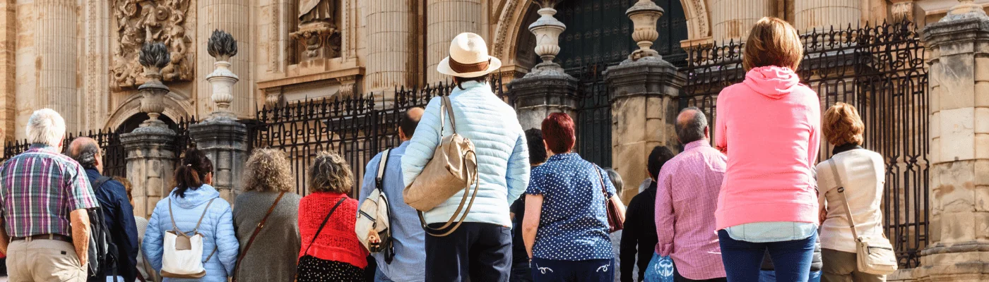 Line of tourists in front of the Catedral de la Asunción de Jaén, Andalucía, España