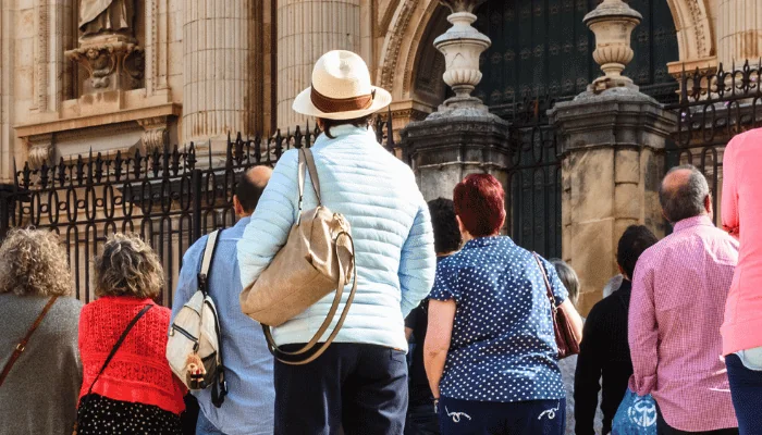 Line of tourists in front of the Catedral de la Asunción de Jaén, Andalucía, España